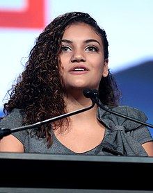 How tall is Laurie Hernandez?